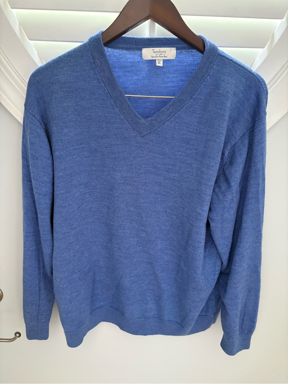 Turnbury extra fine merino wool blue v-neck sweater size XL